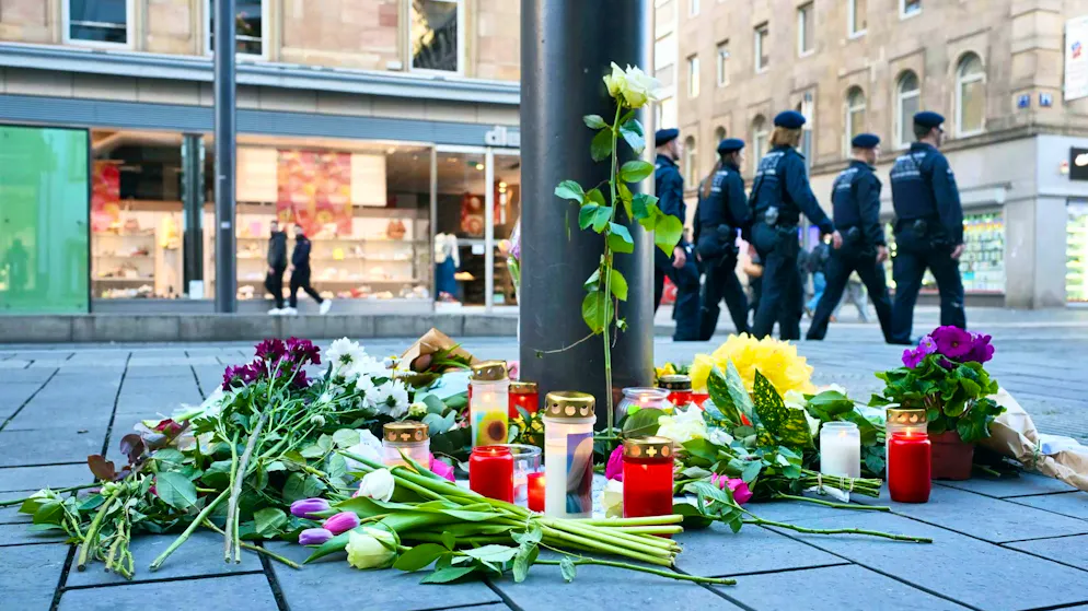 Candles and flowers lie at a streetcar stop near the Paradeplatz in Mannheim.