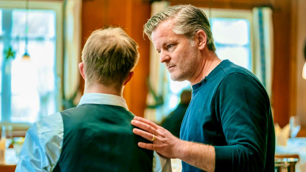 André Dietz (right) with one of his service protégés in the Schwarzwälder Hirsch restaurant: the actor knows a thing or two about inclusion. He has a daughter with Angelman syndrome himself .