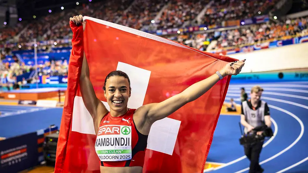 Cheering with the Swiss flag: Ditaji Kambundji runs to the European Championship title in the 60-meter hurdles in Apeldoorn.