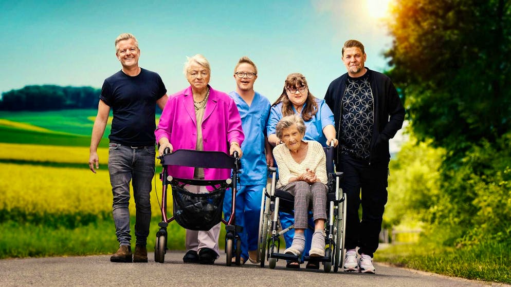 In the TV experiment "Herbstresidenz", they advocate a new way of living together (from left to right): André Dietz, Marianne Morbach, Louis, Sarah, Ilse Lang and Tim Mälzer.