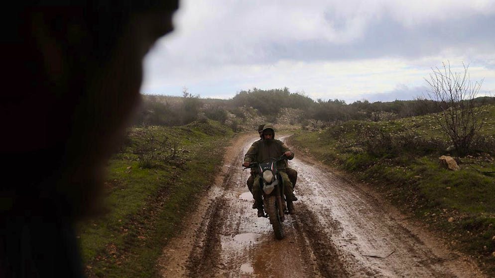 ARCHIVE - Fighters of the Syrian armed opposition move to the front line of the Syrian regime-controlled areas in the rural part of Latakia governorate. Photo: Anas Alkharboutli/dpa