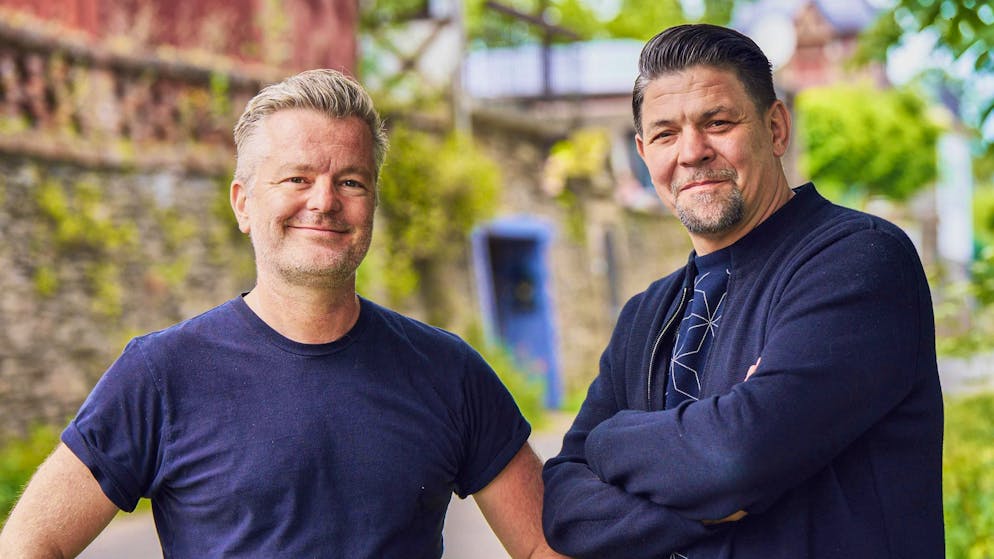 Two buddies who make something big out of their celebrity: Following the success of the multi-award-winning VOX documentary series "Zum Schwarzwälder Hirsch", TV channel Vox is now launching a generational project with André Dietz (left) and Tim Mälzer.