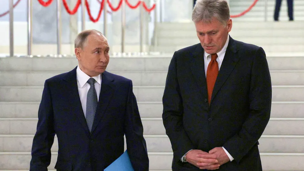 Wladimir Putin (links) und sein Sprecher Dmitri Peskow.