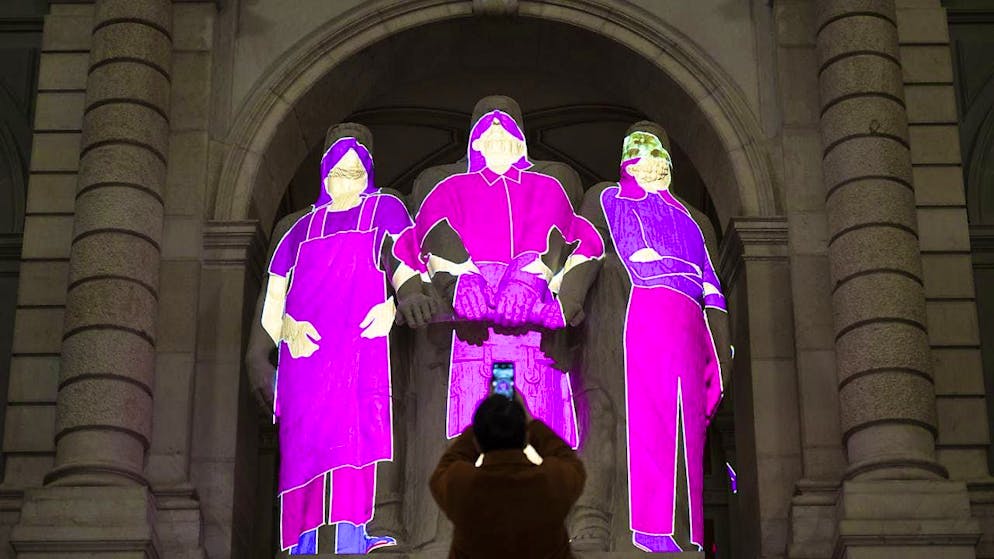 Three female figures were projected onto the three Confederates in the Federal Palace to mark International Women's Day.