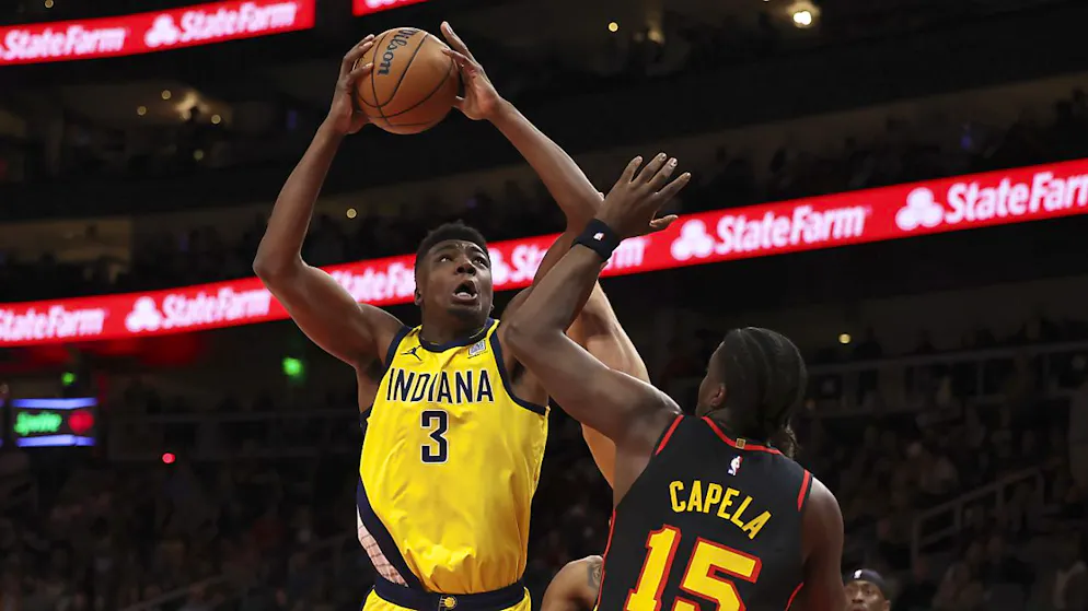 Atlantas Center Clint Capela stellt sich Thomas Bryant von den Indiana Pacers in den Weg