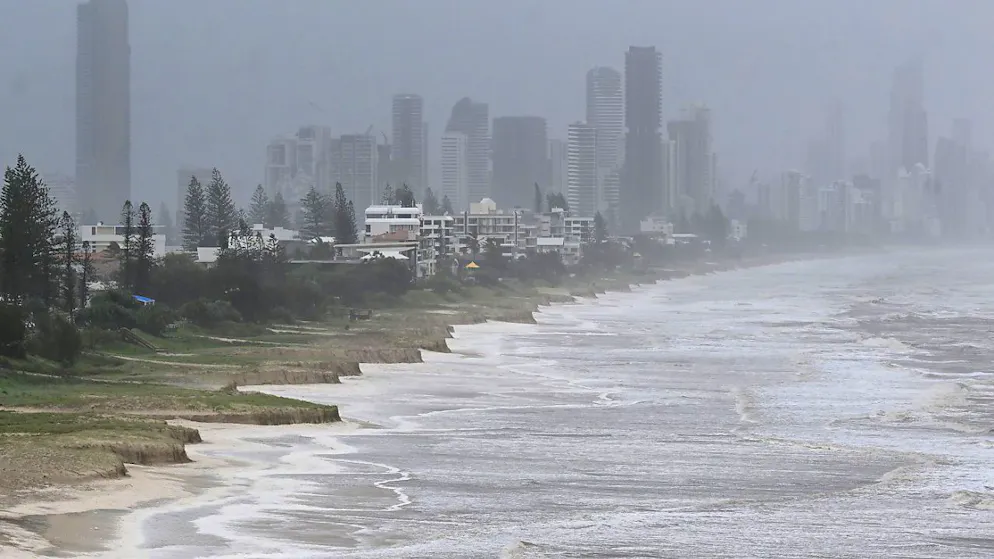 Strasserosion an der Gold Coast. Der als Zyklon auf Australiens Ostküste zugesteuerte Wirbelsturm «Alfred» hat an Stärke verloren und ist zu einem tropischen Tiefdruckgebiet herabgestuft worden. Foto: Dave Hunt/AAP/dpa