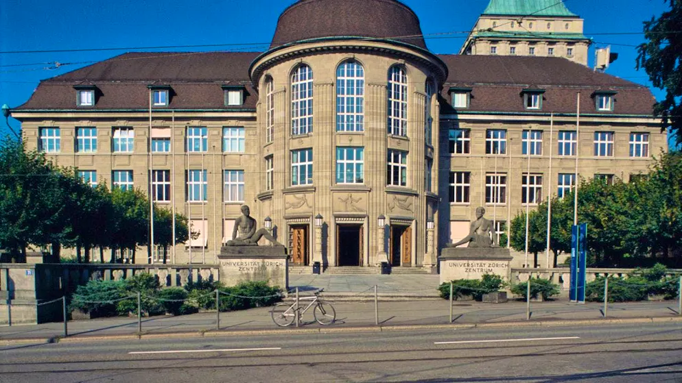 In the 1860s, the University of Zurich was one of the first universities to admit women to study. A woman is also enthroned in front of the university's main building. (archive picture)