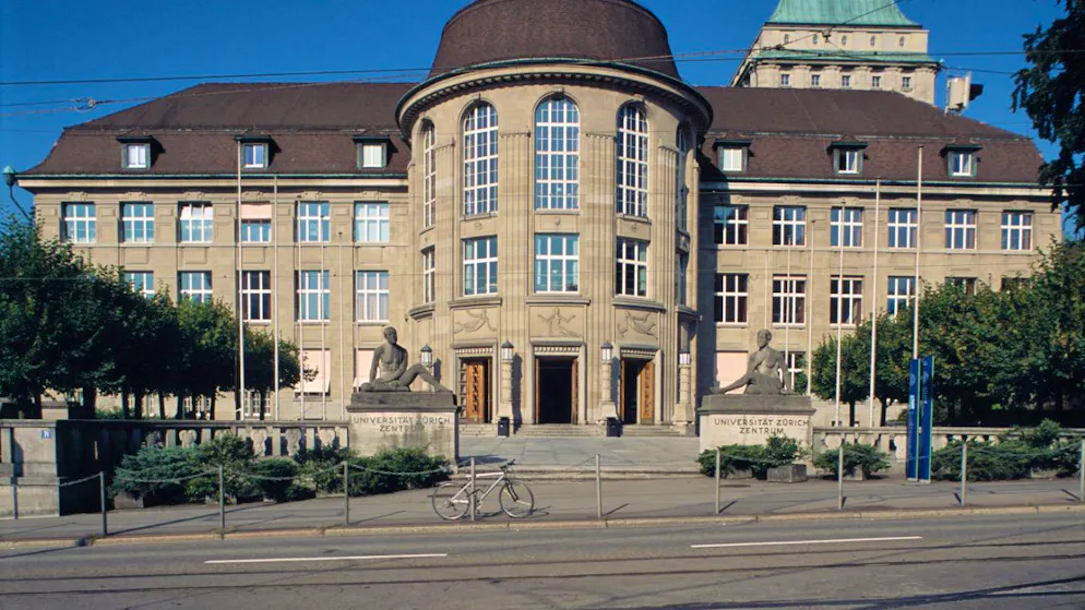 Die Universität Zürich liess in den 1860er-Jahren als eine der ersten Universitäten Frauen zum Studium zu. Eine Frau thront auch auch vor dem Hauptgebäude der Universität. (Archivbild)