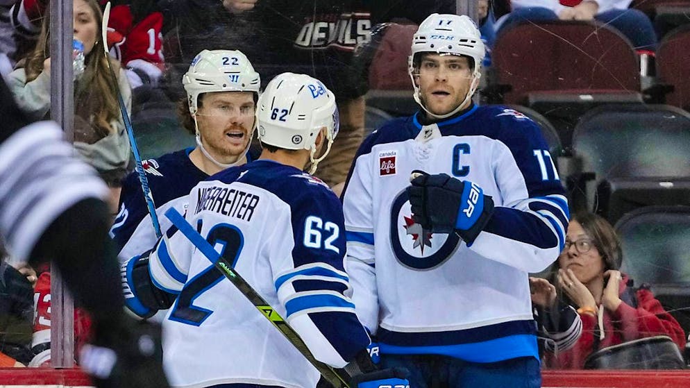 Winnipeg and Nino Niederreiter celebrate against New Jersey