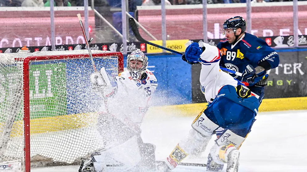 Offensivspektakel mit neun Toren: Am Ende behält Klotens Goalie Ludovic Waeber gegen Ambri-Piotta mit Chris DiDomenico dennoch die Oberhand