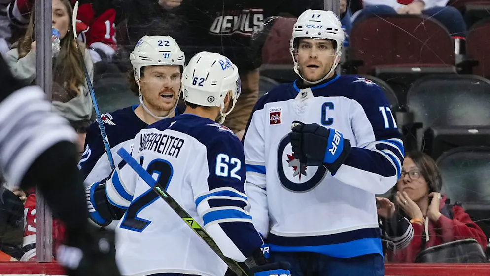 Winnipeg und Nino Niederreiter jubeln gegen New Jersey
