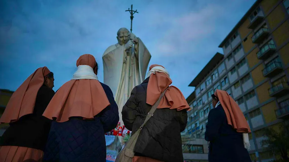 Nuns pray for Pope Francis in front of the Agostino Gemelli Polyclinic, where the Pope has been receiving treatment since February 14. Photo: Andrew Medichini/AP/dpa