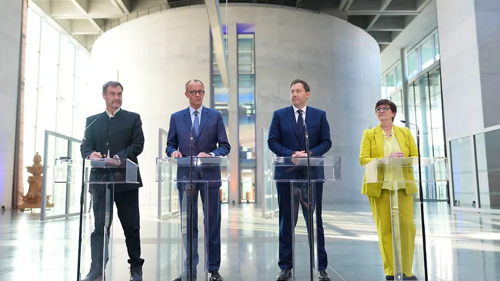 Markus Söder, (CSU), Ministerpräsident von Bayern und CSU Vorsitzender, Friedrich Merz, Unions-Kanzlerkandidat und CDU Bundesvorsitzender, Lars Klingbeil, SPD-Bundesvorsitzender, und SPD Fraktionsvorsitzender sowie Saskia Esken, SPD-Bundesvorsitzende, nehmen an einer Pressekonferenz nach den Sondierungsgesprächen von Union und SPD im Bundestag teil. CDU, CSU und SPD sondierten ob Koalitionsverhandlungen zu einer Regierungsbildung nach der Bundestagswahl aufgenommen werden können. Foto: Michael Kappeler/dpa