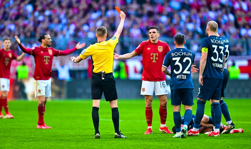 Before Champions League summit: Bayern and Bayer lose - Gallery. Turning point: Bayern professional Joao Palhinha (center) sees red against VfL Bochum.