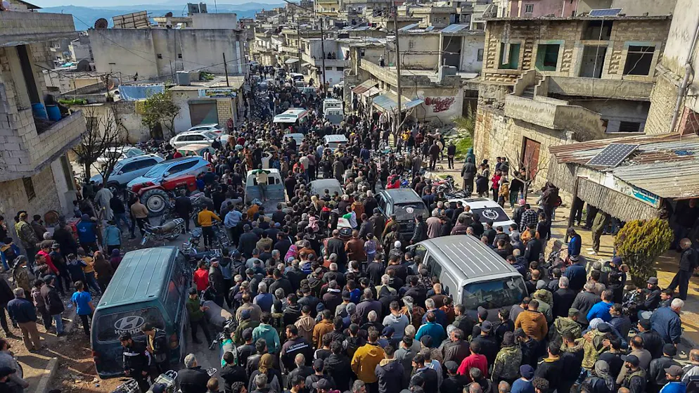 Angehörige und Nachbarn nehmen in dem Dorf Al-Janoudiya westlich von Idlib an einem Trauerzug für vier syrische Sicherheitskräfte teil, die bei Zusammenstößen mit Anhängern des gestürzten Präsidenten al-Assad getötet wurden. Foto: Omar Albam/AP/dpa