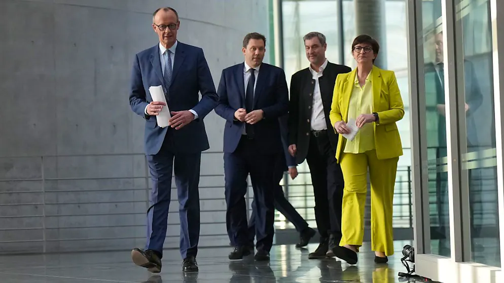 Friedrich Merz, Unions Kanzlerkandidat und CDU Bundesvorsitzender, Lars Klingbeil, SPD-Bundesvorsitzender und SPD Fraktionsvorsitzender, Markus Söder (CSU), Ministerpräsident von Bayern und CSU Vorsitzender, sowie Saskia Esken, SPD-Bundesvorsitzende, nehmen an einer Pressekonferenz nach den Sondierungsgesprächen von Union und SPD im Bundestag teil. CDU, CSU und SPD sondierten ob Koalitionsverhandlungen zu einer Regierungsbildung nach der Bundestagswahl aufgenommen werden können. Foto: Michael Kappeler/dpa