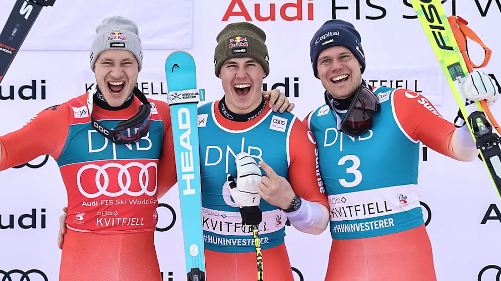 Kein Platz für andere Nationen: Die Schweiz feiert durch Marco Odermatt (2.), Franjo von Allmen (1.) und Stefan Rogentin (3., von links) wie schon in Crans-Montana einen Dreifachsieg.