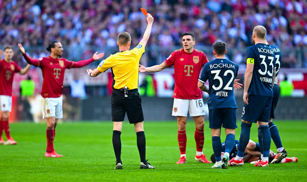 Vor Champions-League-Gipfel: Bayern und Bayer verlieren - Gallery. Wendepunkt: Bayern-Profi Joao Palhinha (M.) sieht gegen den VfL Bochum Rot.