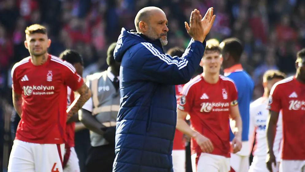 Nottighams Trainer Nuno Espirito Santo applaudiert seinen Spielern.