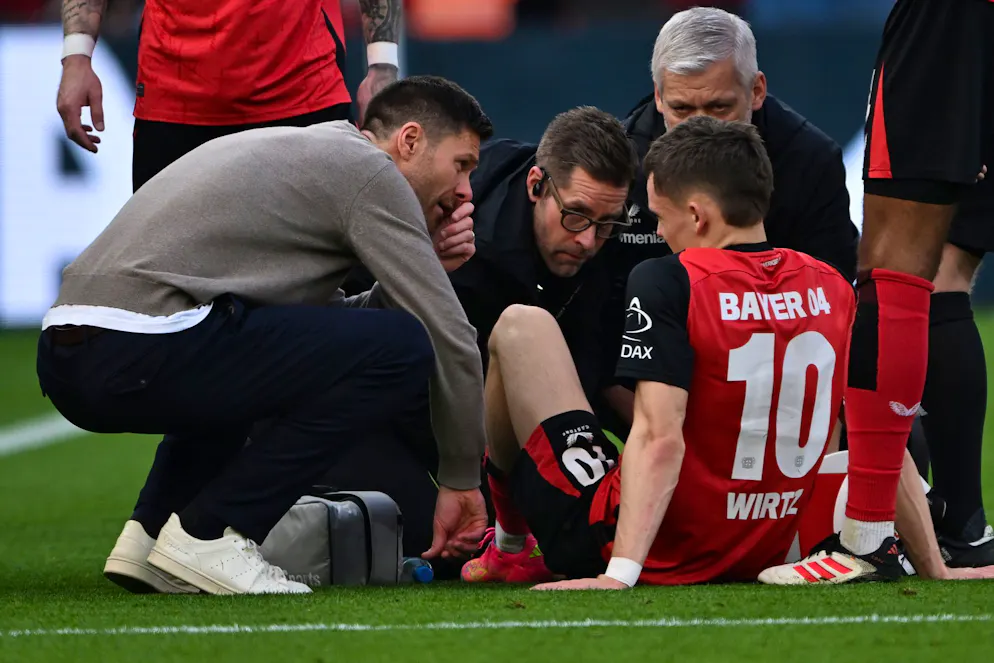 Vor Champions-League-Gipfel: Bayern und Bayer verlieren - Gallery. Florian Wirtz muss verletzt vom Platz, Trainer Xabi Alonso ist besorgt.