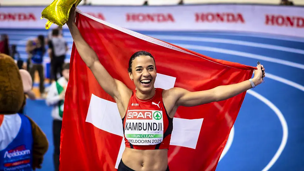 Ditaji Kambundji enters new spheres - Gallery. The obligatory winner's photo with the Swiss flag