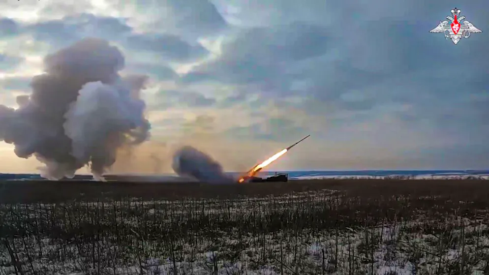 HANDOUT - Ein Mehrfachraketenwerfer der russischen Armee feuert auf eine ukrainische Stellung (Archivbild). Foto: Uncredited/Russian Defense Ministry Press Service/AP/dpa