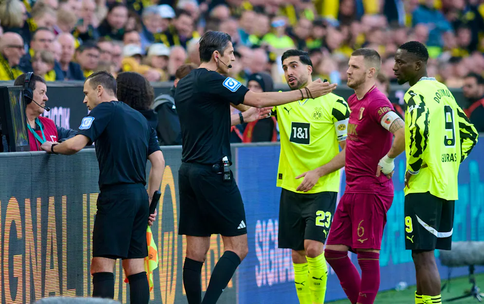 Vor Champions-League-Gipfel: Bayern und Bayer verlieren - Gallery. Wieder ein Rückschlag: Der BVB um Kapitän Emre Can (M) verliert gegen Augsburg.