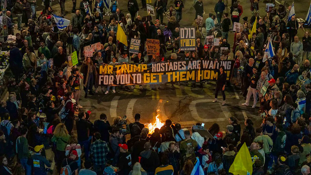 Menschen nehmen in Tel Aviv an einer Demonstration teil und fordern die sofortige Freilassung der von der Hamas im Gazastreifen festgehaltenen Geiseln. Foto: Ariel Schalit/AP/dpa