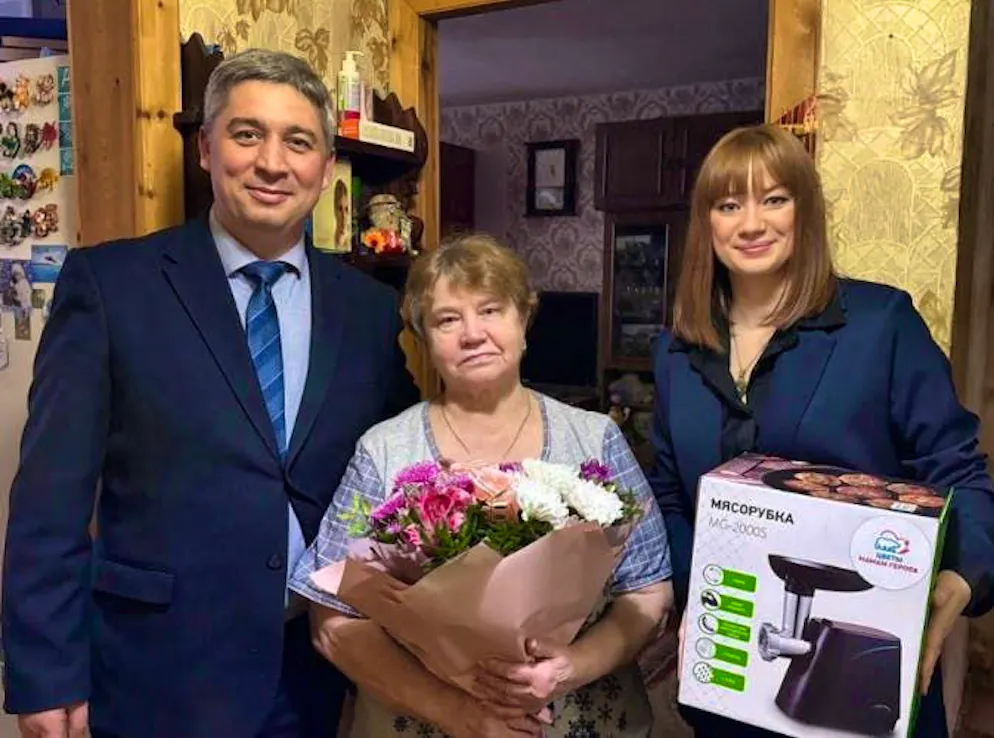 Mothers of fallen soldiers received gifts on International Women's Day.