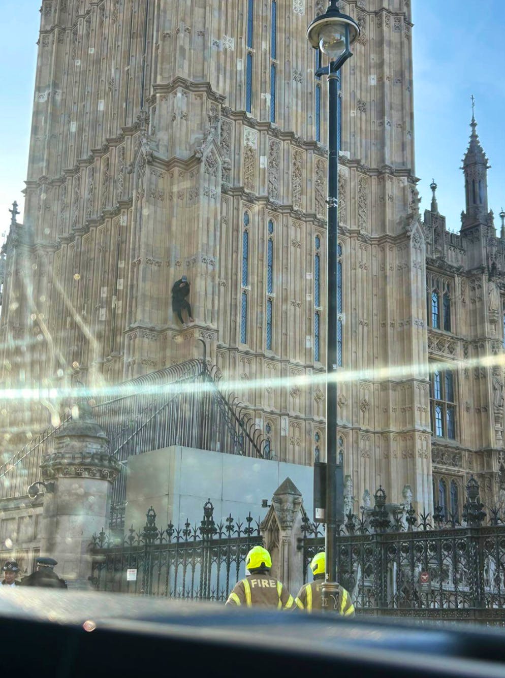 Wegen der Aktion ist die Strasse unter dem Glockenturm gesperrt.