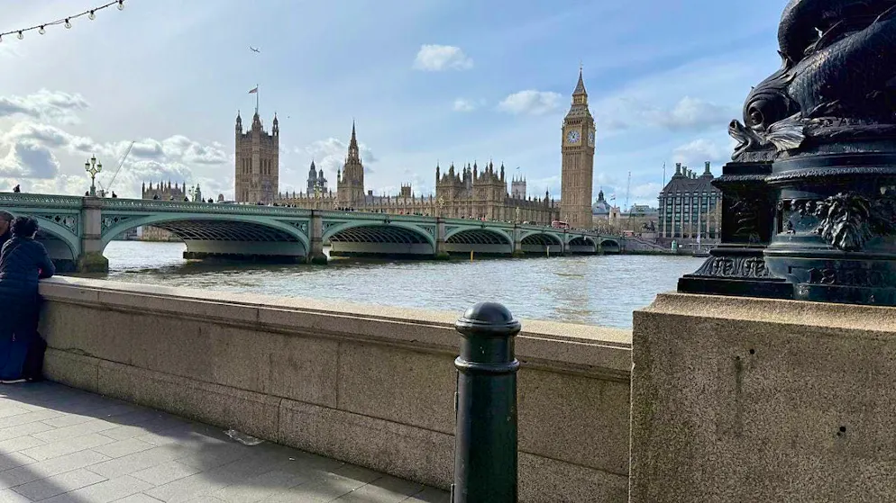 ARCHIVE - The south bank of the Thames with a view of the British Parliament and the Elizabeth Tower with the Big Ben bell. Photo: Julia Kilian/dpa/Archive image