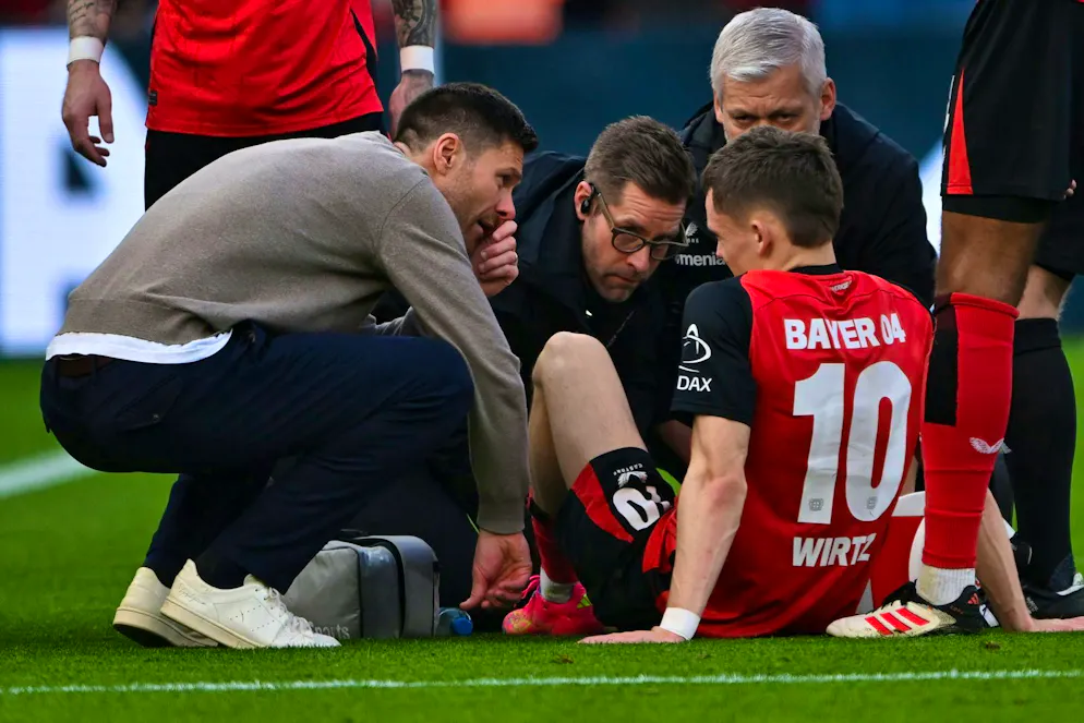 Before Champions League summit: Bayern and Bayer lose - Gallery. Florian Wirtz has to leave the pitch injured, coach Xabi Alonso is worried.
