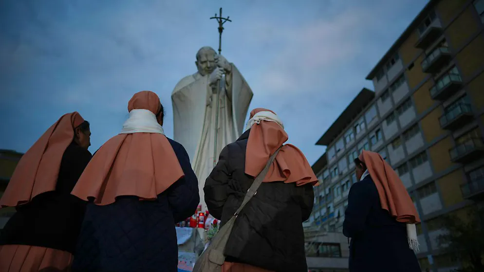 Nonnen beten für Papst Franziskus vor der Poliklinik Agostino Gemelli, wo der Papst seit dem 14. Februar behandelt wird. Foto: Andrew Medichini/AP/dpa