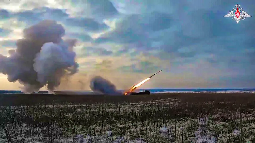 HANDOUT - A Russian army multiple rocket launcher fires on a Ukrainian position (archive photo). Photo: Uncredited/Russian Defense Ministry Press Service/AP/dpa