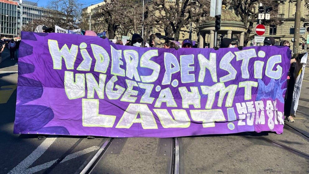 Anlässlich des internationalen Frauentags haben in Bern mehrere hundert Personen gegen "patriarchale Verdrängung" demonstriert.