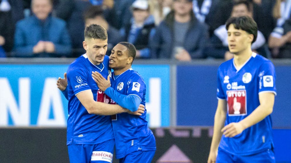 Stefan Knezevic bekommt die Gratulationen von Thibault Klidje nach dem 1:1