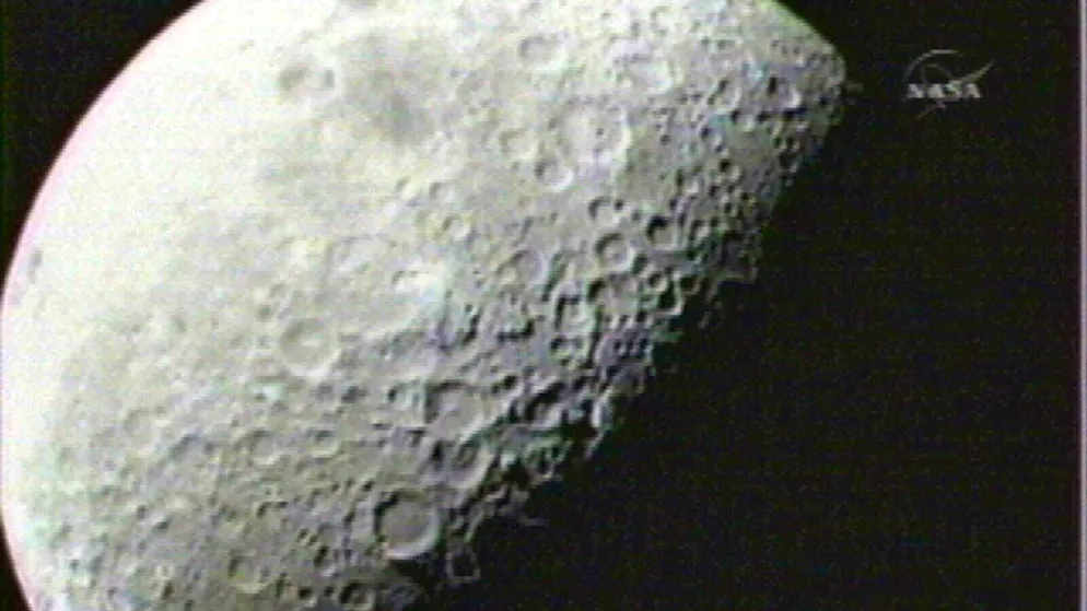According to Indian researchers, water could accumulate and freeze just below the surface of the moon. (archive image)