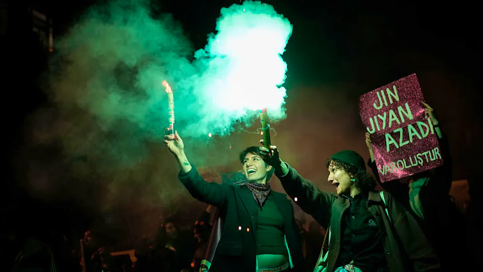 dpatopbilder - Demonstranten halten Fackeln während einer Demonstration anlässlich des Internationalen Frauentags. Foto: Emrah Gurel/AP/dpa