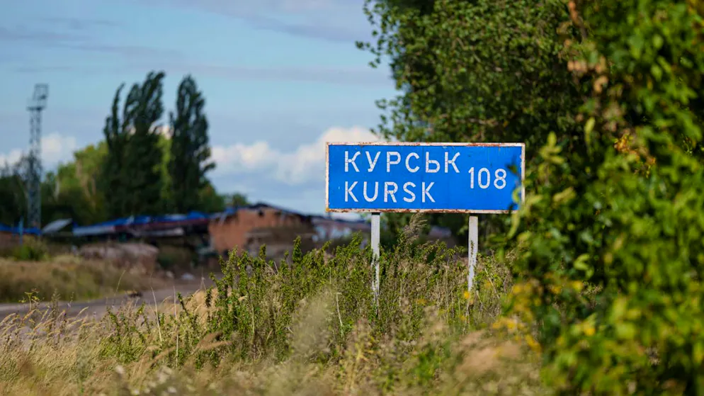 ARCHIV - Ein Schild mit der Aufschrift "Kursk 108 km" steht an der russisch-ukrainischen Grenze. Foto: Evgeniy Maloletka/AP/dpa/Archivbild