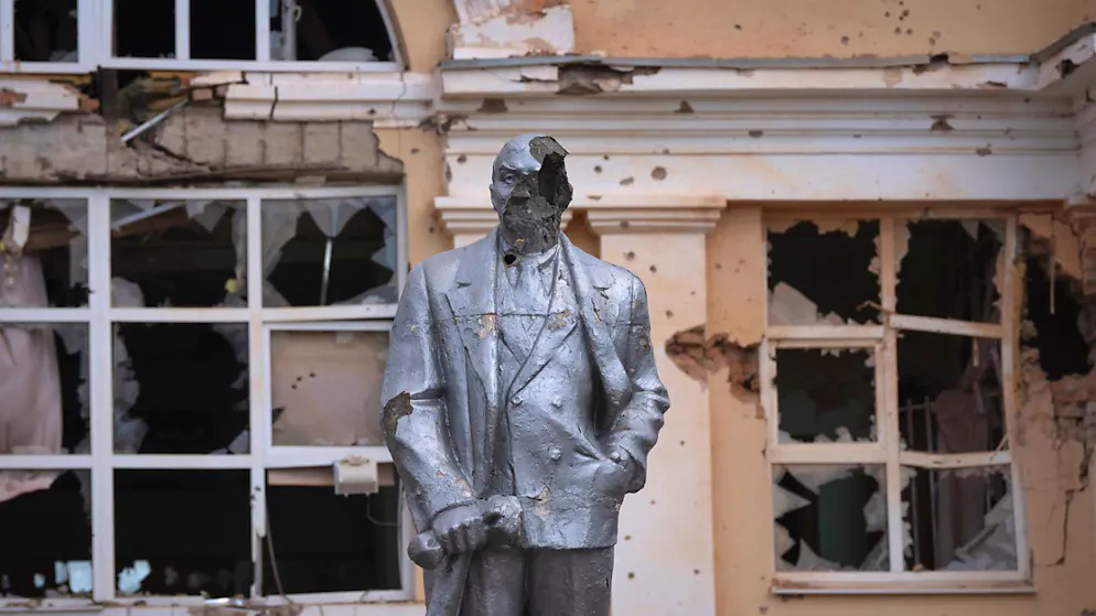 ARCHIV - Ein beschädigtes Denkmal für den Gründer der Sowjetunion, Wladimir Lenin, steht in Sudscha (Archivbild). Foto: Uncredited/AP/dpa