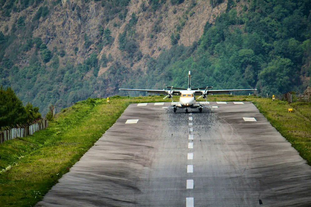 It could hardly be more dangerous: the airport in the Himalayas is equipped with a 527-metre-long runway, at the end of which there is a 600-metre drop.