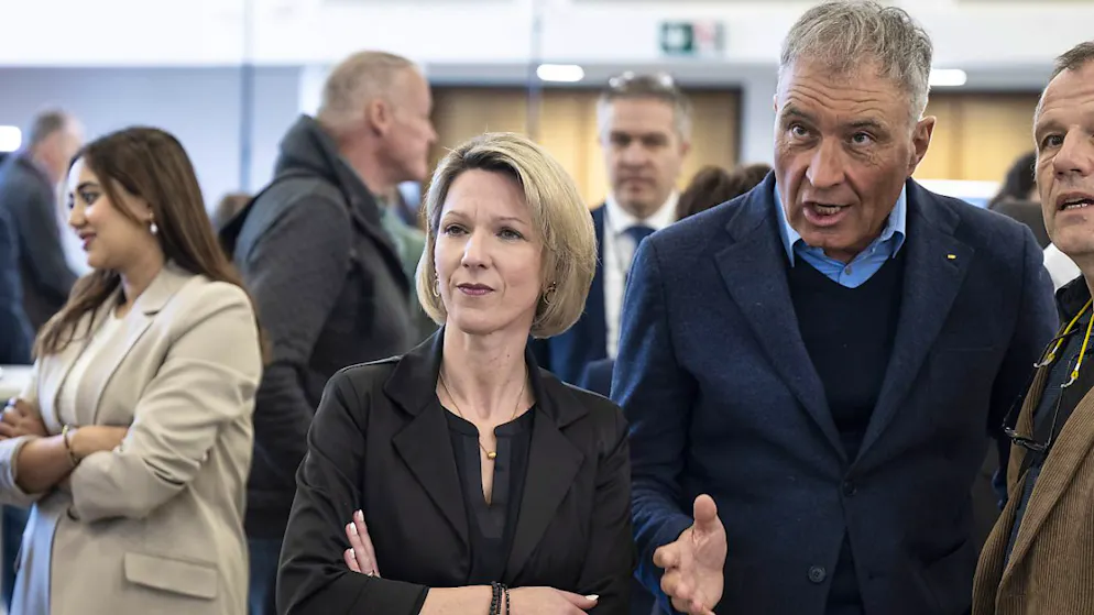 Im Wahlzentrum in Solothurn verfolgen SVP-Kantonalpräsident Remy Wyssmann (rechts) und SVP-Regierungsratskandidatin Sibylle Jeker die eingehenden Resultate.