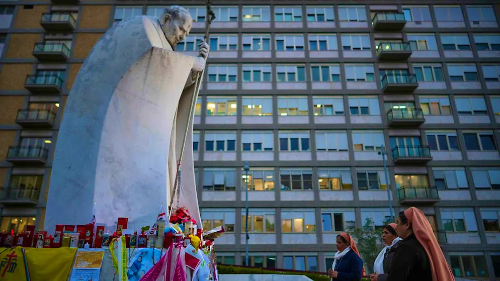 Nuns pray for Pope Francis in front of the Agostino Gemelli Polyclinic. Photo: Andrew Medichini/AP/dpa
