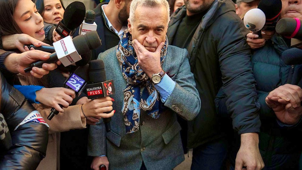 ARCHIVE - Calin Georgescu, the winner of the first round of the presidential election, which was later declared invalid by the Constitutional Court, gestures as he leaves a district court. Photo: Vadim Ghirda/AP/dpa/archived image