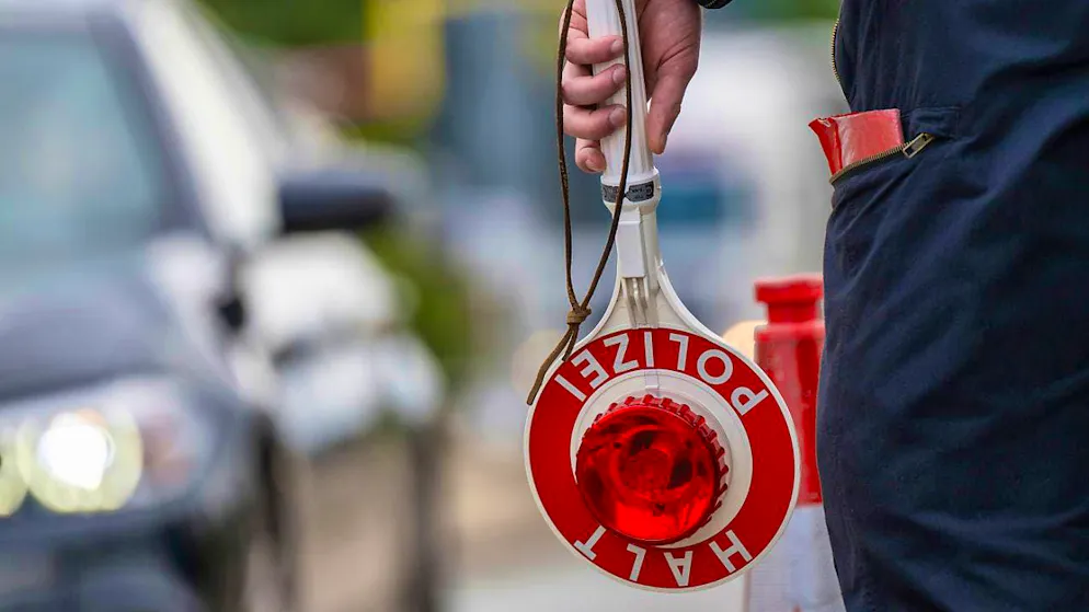 ARCHIVE - Police officers control traffic coming from Austria at the Kiefersfelden border crossing. Photo: Peter Kneffel/dpa