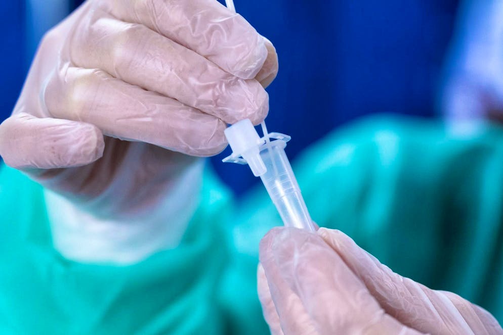 A doctor is alleged to have made money with fictitious coronavirus tests - now he has gone into hiding in Dubai.