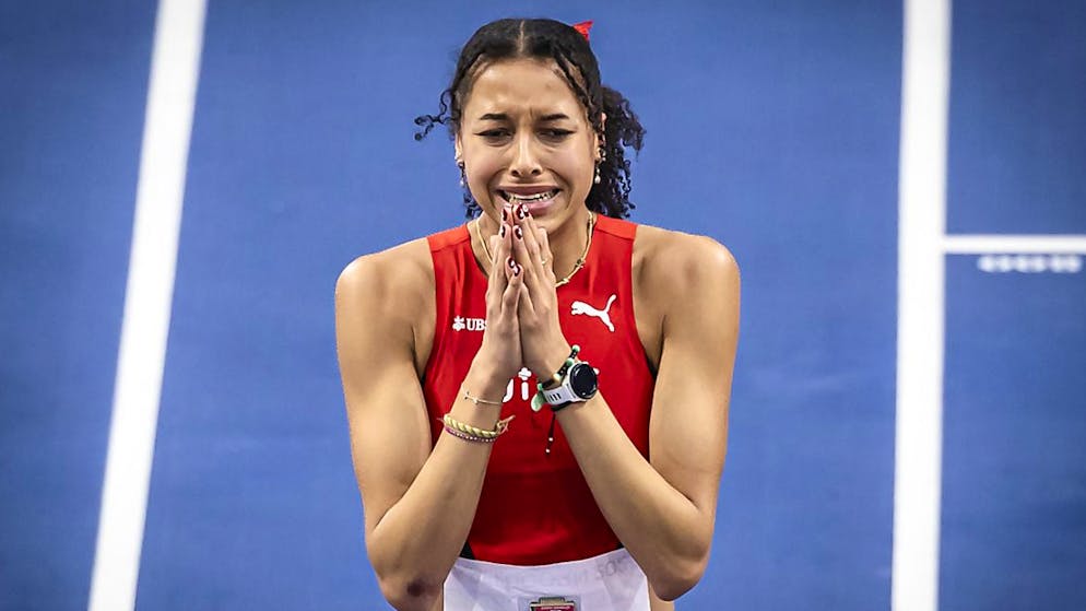 Audrey Werro weint nach ihrem Sturz im 800-m-Final der Hallen-EM in Apeldoorn.