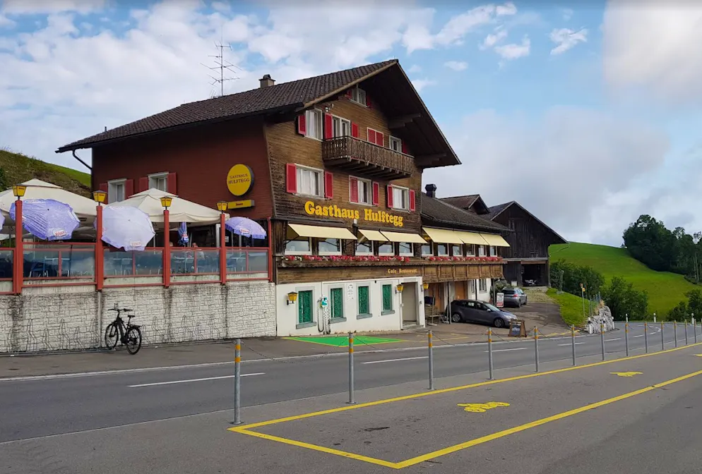 Manchmal halten sich Motorradfahrende bis zwei oder drei Uhr nachts auf dem Parkplatz vor dem Gasthaus Hulftegg auf.