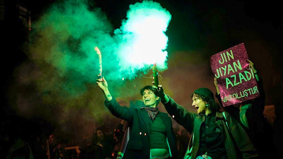 DPATOPBILDER - Protesters hold torches during a demonstration to mark International Women's Day. Photo: Emrah Gur/AP/DPA