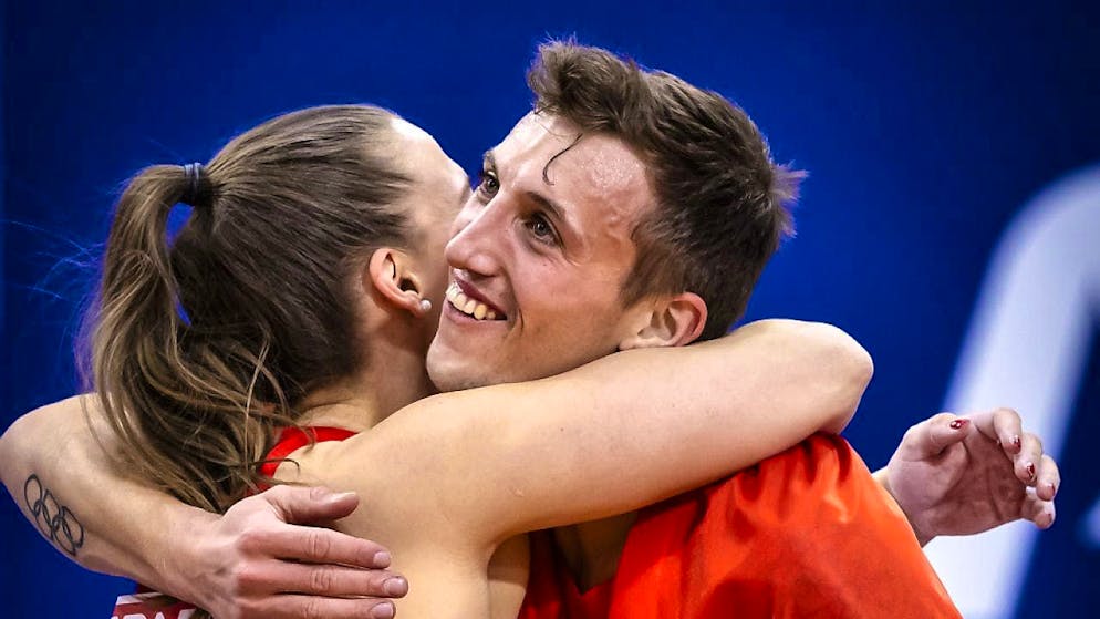 Swiss Athletics aims for number 1 in the medal table - Gallery. Ehammer hugs Angelica Moser, who is still competing, on the lap of honor